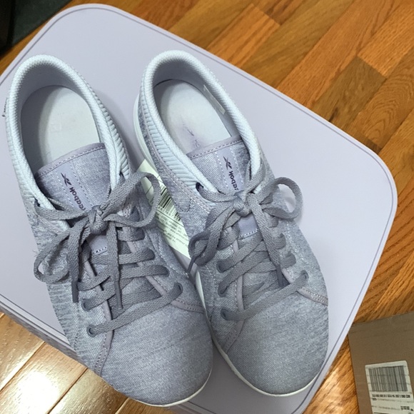 Size 8 Lavendar Reebok walking shoe - Picture 2 of 4